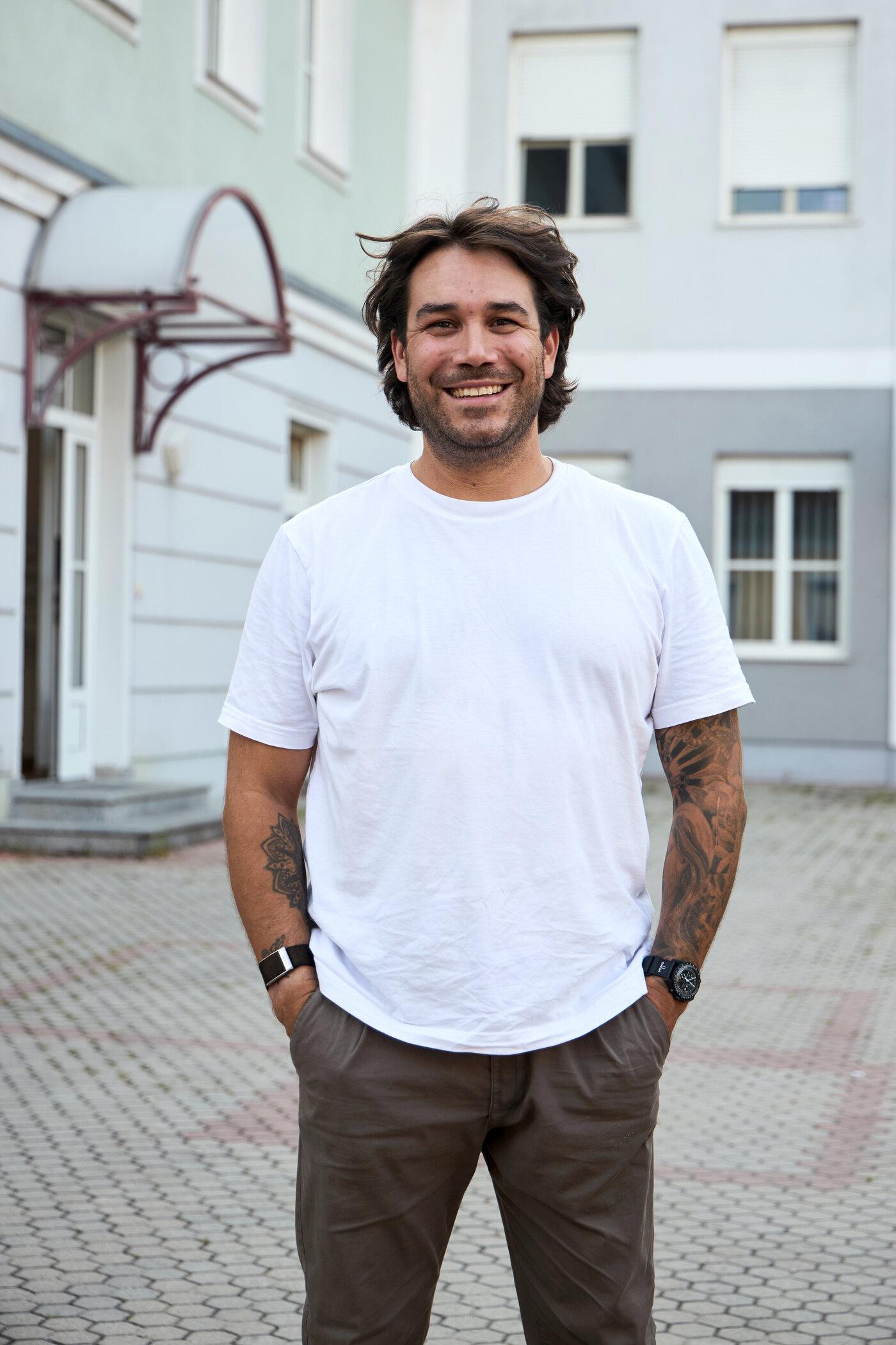 Ruben Barrios, der Easinvest und die Barbon GmbH leitet, im Innenhof des Wohnhauses Wieskapellenweg 8.